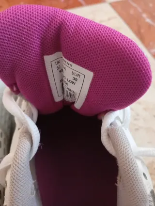 Deportivas blancas y rosas