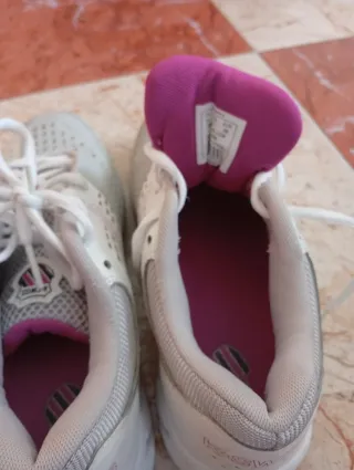 Deportivas blancas y rosas