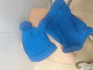 Gorro y bufanda azul para niña