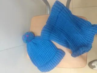 Gorro y bufanda azul para niña