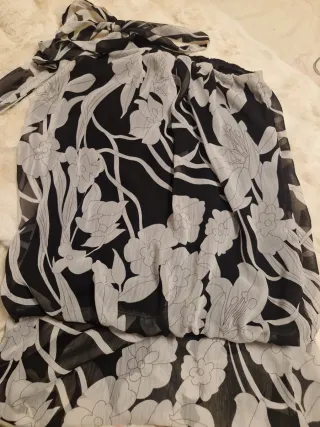 Camisa anudada floral blanco y negro