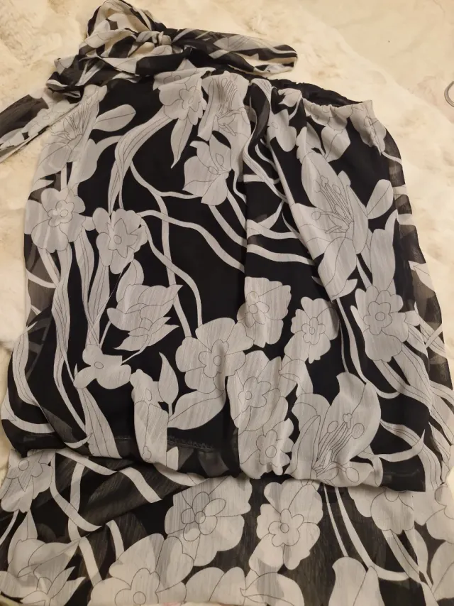 Camisa anudada floral blanco y negro