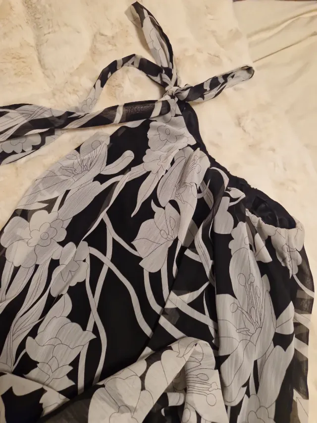 Camisa anudada floral blanco y negro