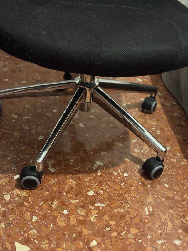 Silla de oficina ergonómica negra y plateada