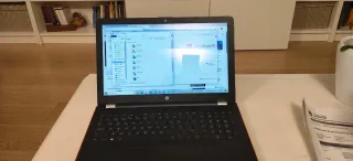 Ordenador portátil HP negro y rojo