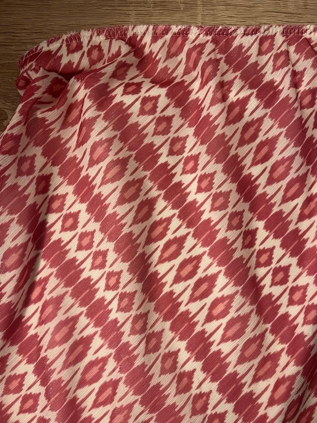 Falda larga estampada blanca y rosa.