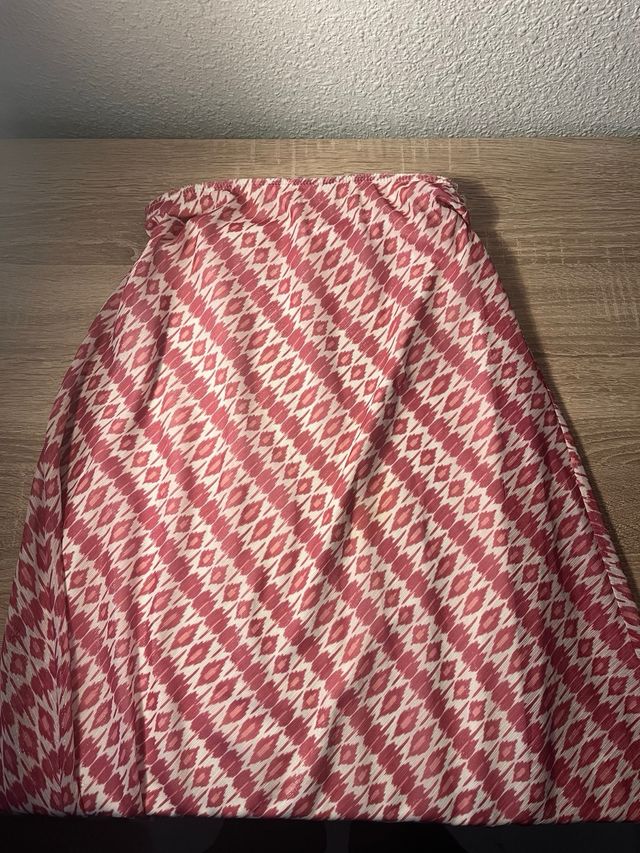 Falda larga estampada blanca y rosa.