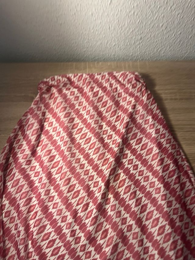 Falda larga estampada blanca y rosa.