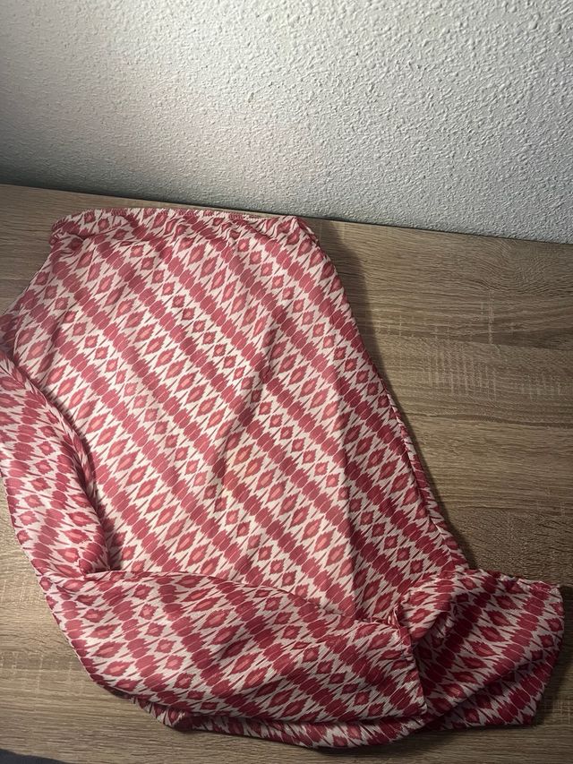 Falda larga estampada blanca y rosa.