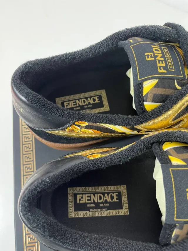 Zapatillas Fendi Negras y Doradas