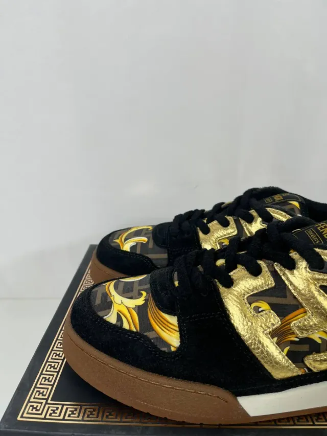 Zapatillas Fendi Negras y Doradas