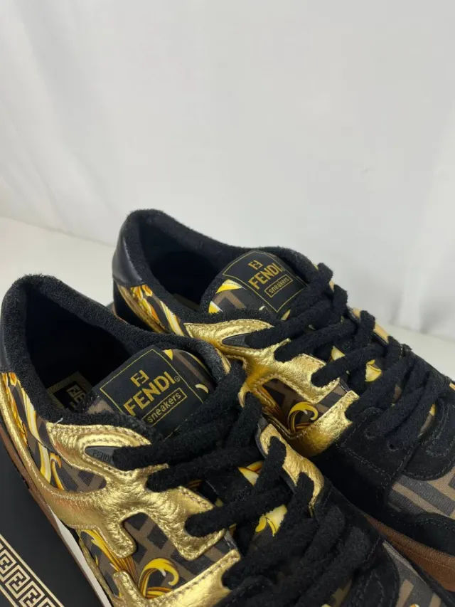 Zapatillas Fendi Negras y Doradas