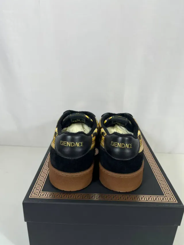 Zapatillas Fendi Negras y Doradas