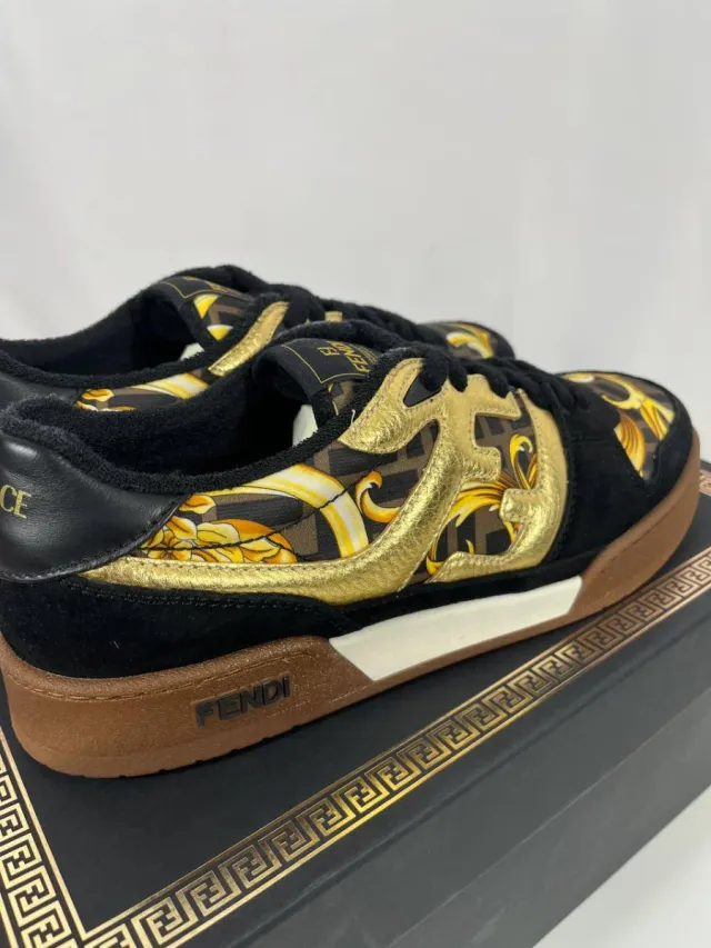 Zapatillas Fendi Negras y Doradas