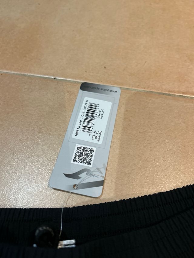 Calzona running Joma negra a estrenar