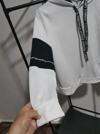 Sudadera con capucha blanca y negra Talla M