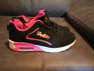 Zapatillas deportivas negras y rosas