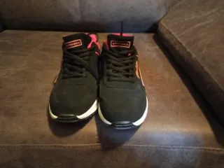 Zapatillas deportivas negras y rosas