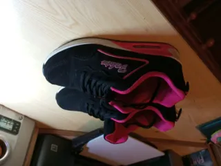 Zapatillas deportivas negras y rosas