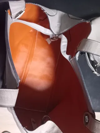 2 Bolsos gris y Gafas de Sol Negras