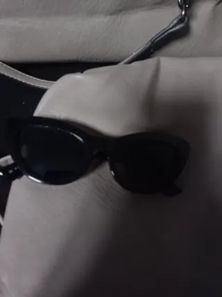 2 Bolsos gris y Gafas de Sol Negras