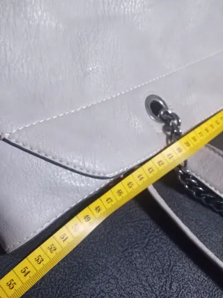 2 Bolsos gris y Gafas de Sol Negras