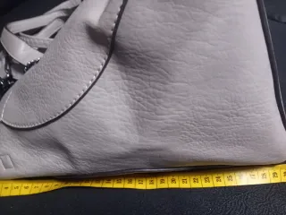 2 Bolsos gris y Gafas de Sol Negras