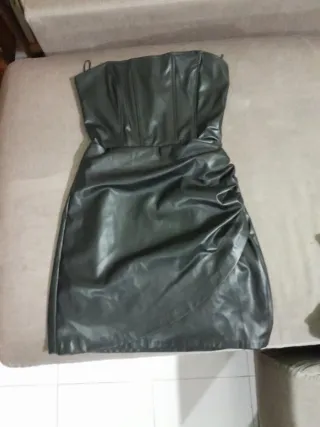 Vestido de piel negro ajustado