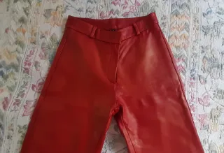 Pantalón de piel artesanal rojo