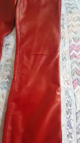 Pantalón de piel artesanal rojo