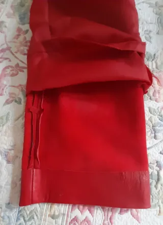 Pantalón de piel artesanal rojo