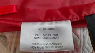 Pantalón de piel artesanal rojo