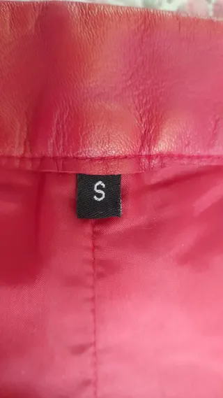 Pantalón de piel artesanal rojo