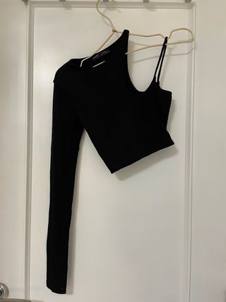 Top asimétrico negro manga larga