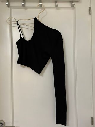 Top asimétrico negro manga larga