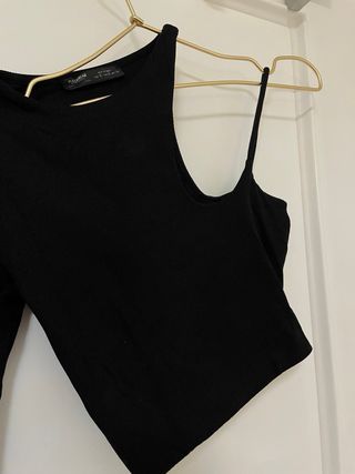 Top asimétrico negro manga larga