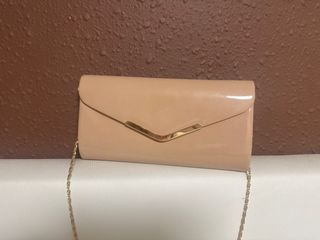 Bolso de mano beige con cadena dorada