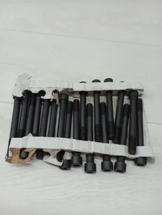 Juego de tornillos culata AJUSA