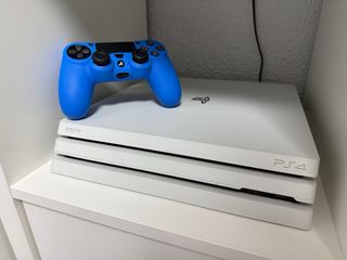 Ps4 Pro Blanca NUEVA casi sin uso + mando + juego