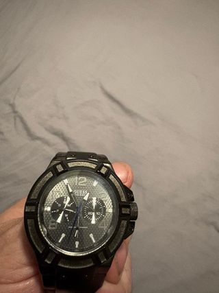 Reloj Guess Negro y Dorado