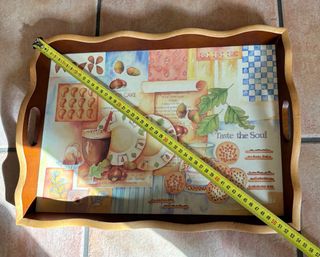 Vassoio in legno con bordo sagomato