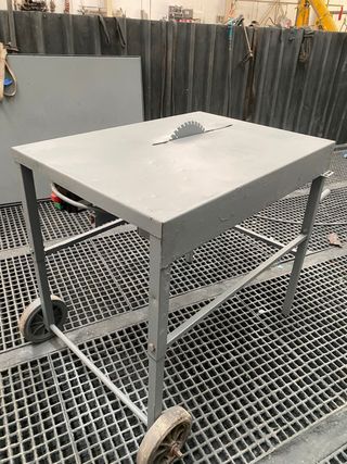 Mesa de corte con sierra