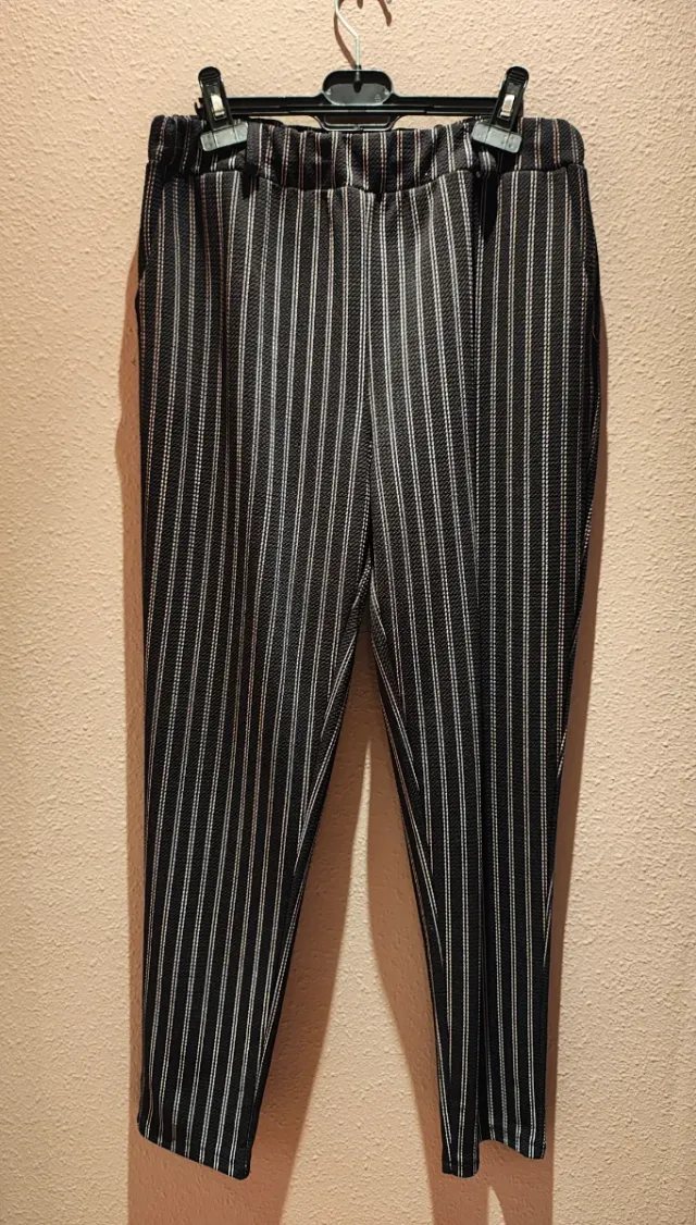 Pantalones de rayas negros y blancos