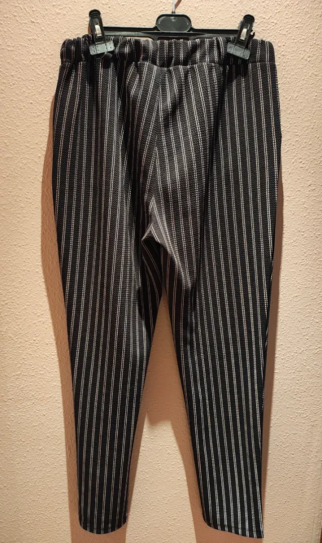Pantalones de rayas negros y blancos