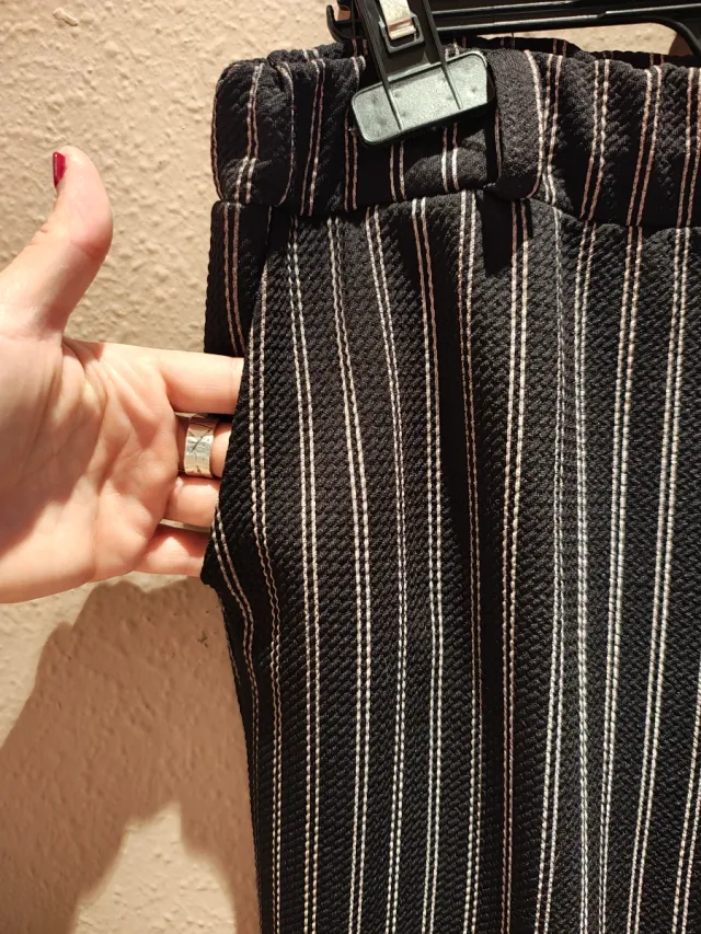Pantalones de rayas negros y blancos