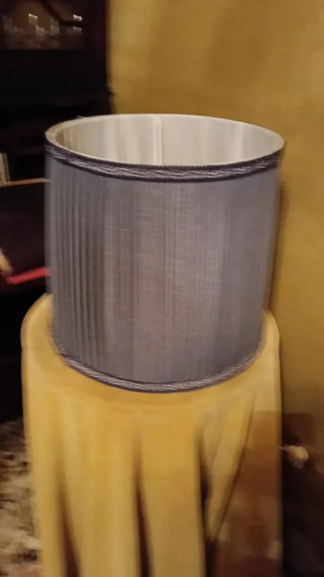 Pantalla de lámpara azul con bordados