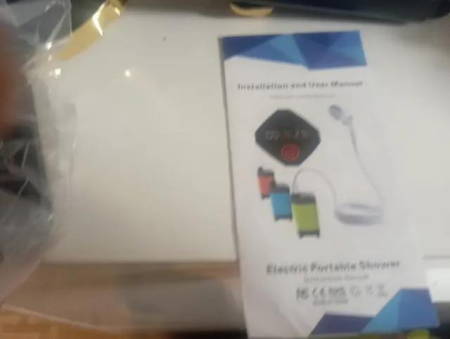 Kit Ducha Portátil Eléctrica Negra/Dorada