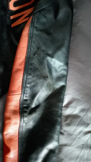 Chaqueta de cuero Chevignon negra y naranja