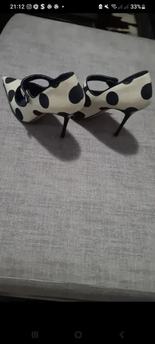 Manolo Blahnik tacones lunares beige y azul