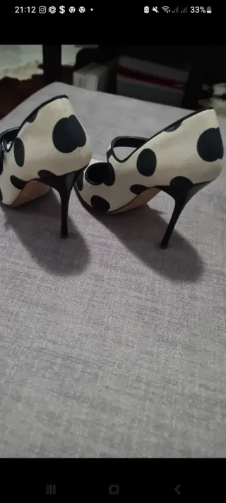 Manolo Blahnik tacones lunares beige y azul